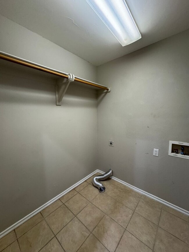 Building Photo - Charming 3 bedroom home with storm shelter in Norman! No carpet and a large pantry!