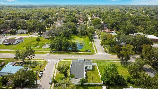 Building Photo - 1649 Lake Dr