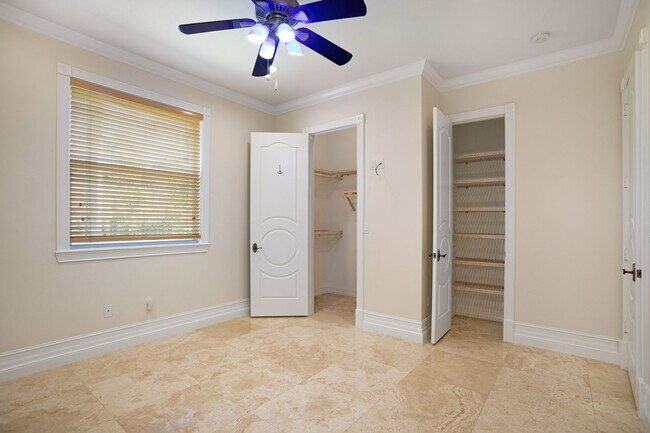Building Photo - ** OAKES ESTATES ** 4 BED + DEN / 3.5 BATH...