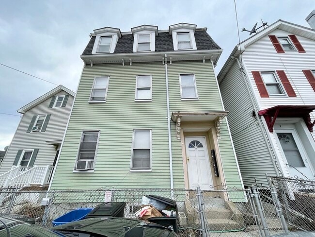 Building Photo - 2 Wyman St