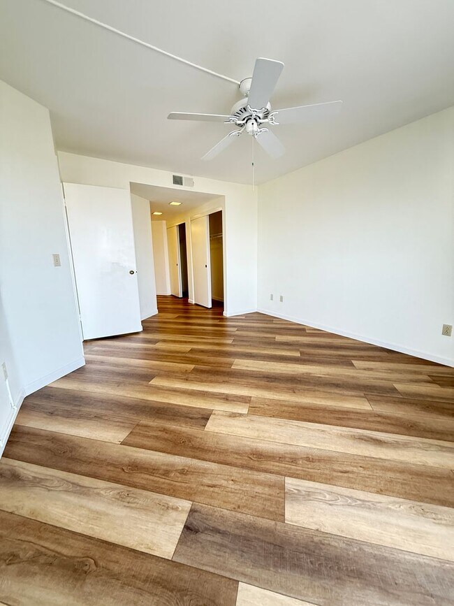 Building Photo - 2 BR 2 bath with beautiful views