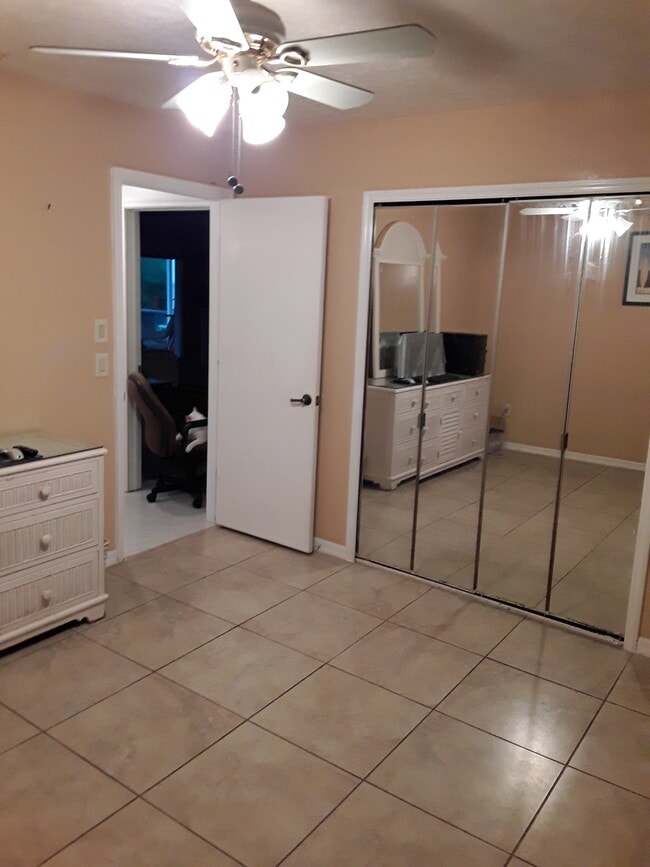 Building Photo - 118 SW Fairway Ave