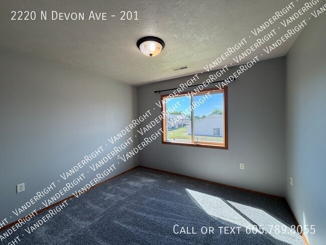 Building Photo - 2220 Devon Ave