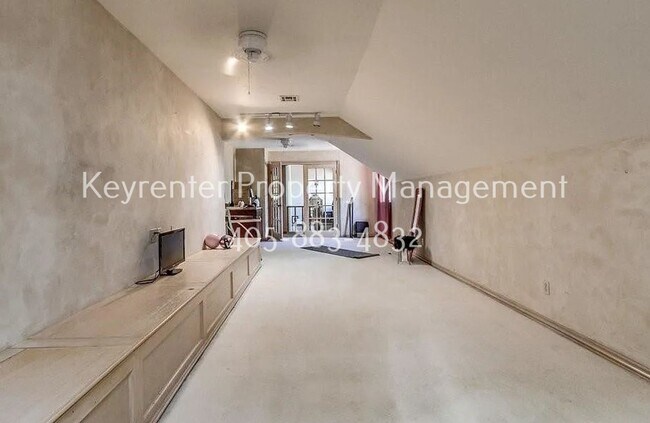 Building Photo - Massive 4BD/3BTH and 2 Car garage Home! Minutes from I-35