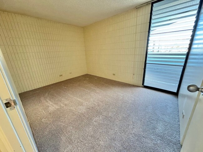 Building Photo - New carpet, freshly painted, 2 bedroom, 2 ...