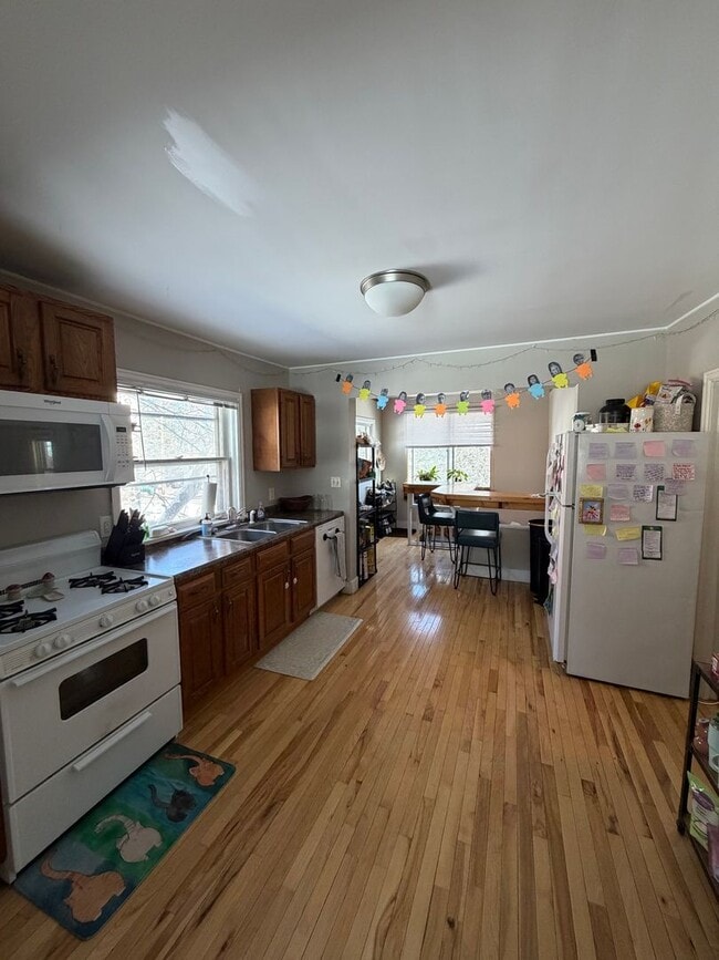 Building Photo - AVAILABLE JUNE 1ST 2026 - Beautiful 3 bed/2 bath House