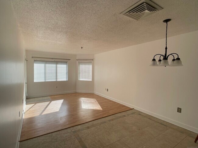 Building Photo - 1204 Whitney Ave