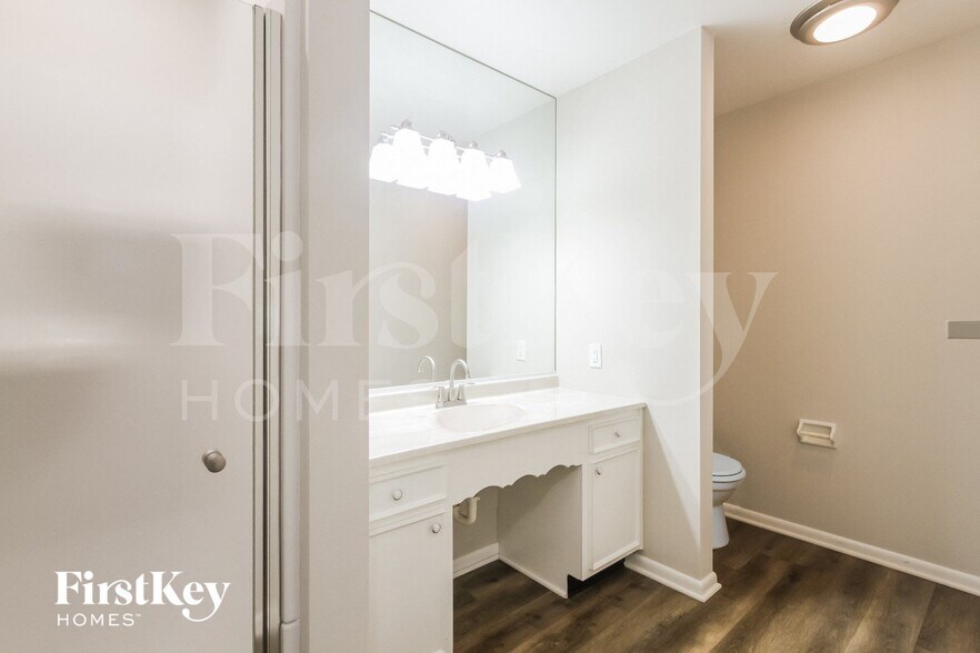 Building Photo - 640 Ashford Dr