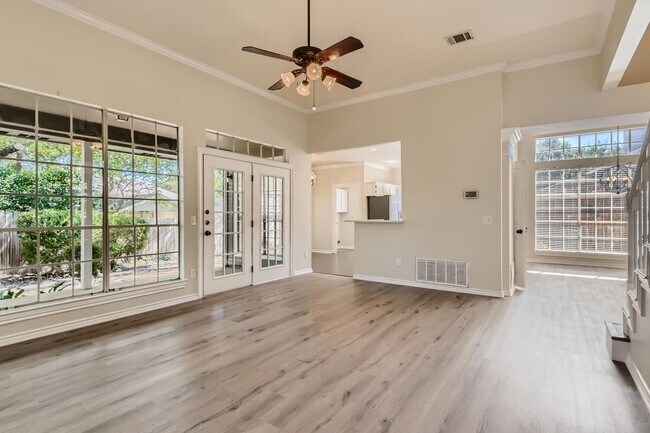 Building Photo - 4BD/3BA HOME IN SHADY HOLLOW ON CUL-DE-SAC!