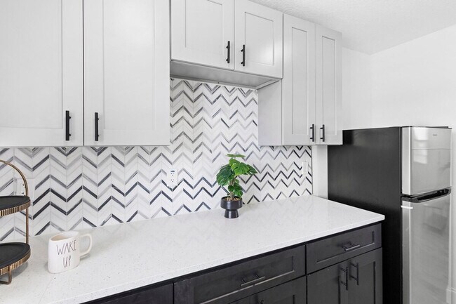 Building Photo - 1882 Lake St