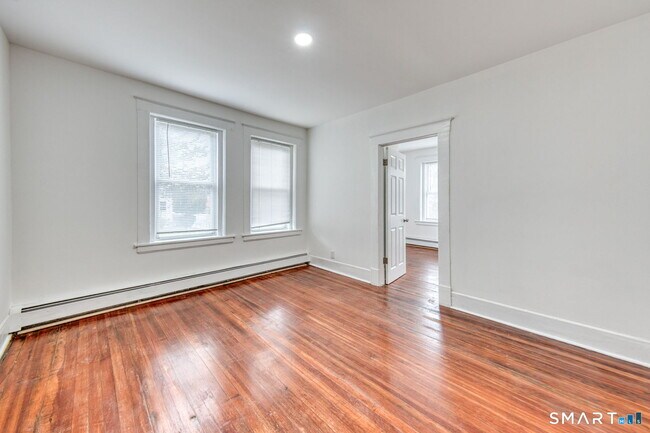 Building Photo - 152 Oak St