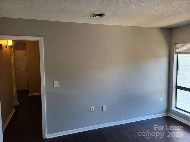 Building Photo - 4811 Spring Lake Dr