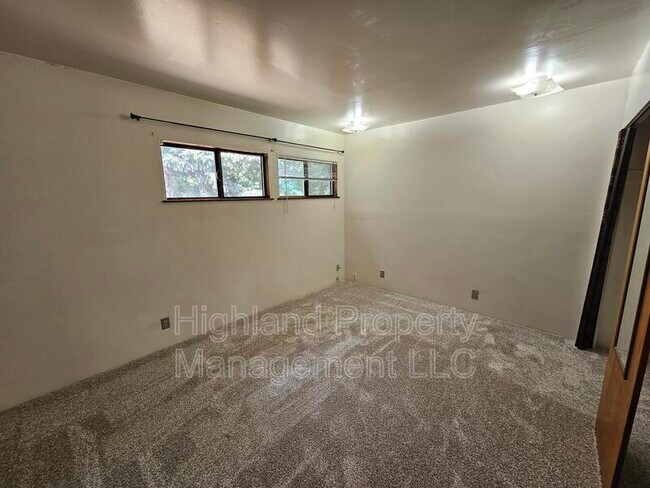 Building Photo - 1170 NE Harvey Rd