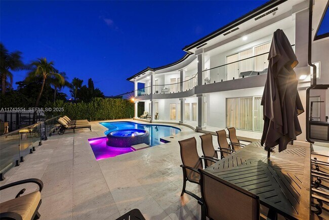 Building Photo - 3251 NE 164th St