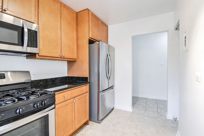 Building Photo - Renewed Spacious Condo in Parkside - Bethe...