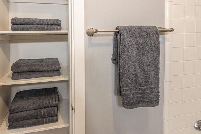 Building Photo - 1515 1/2 S Carson Ave