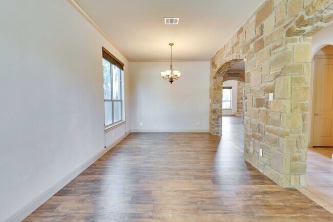 Building Photo - 2500 Speidel Dr