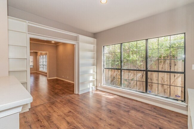 Building Photo - Beautiful townhome in a prime location nea...