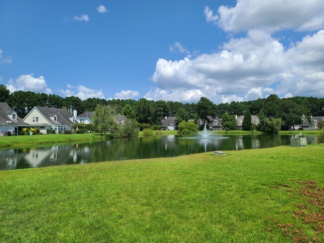 Building Photo - Freshly renovated and low maintenance