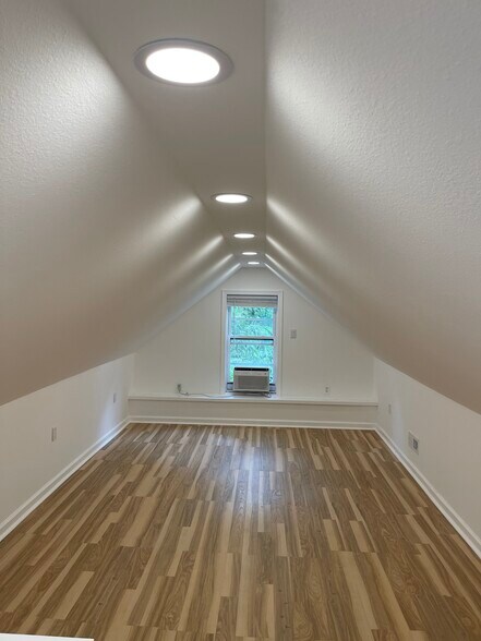 Building Photo - 43 Silopanna Rd