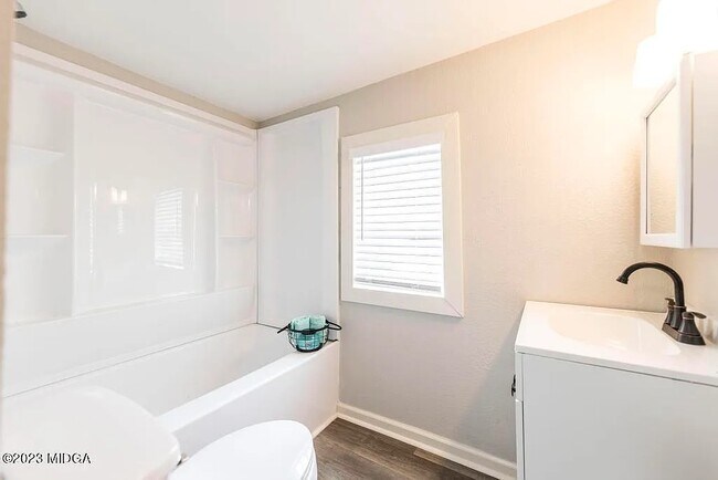 Building Photo - Rogers Ave