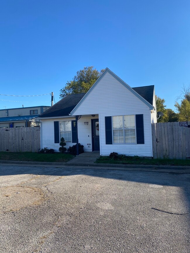 Primary Photo - 1102 W Easy St