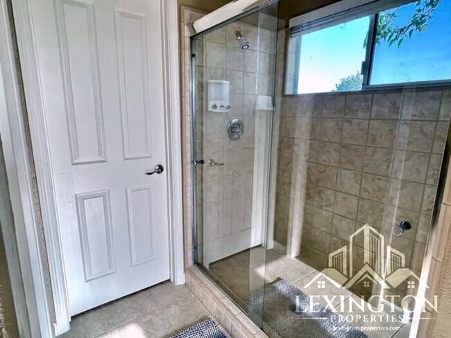 Building Photo - Stunning, 5BD/3BA Home, in West Sacramento with a Pool and BBQ!