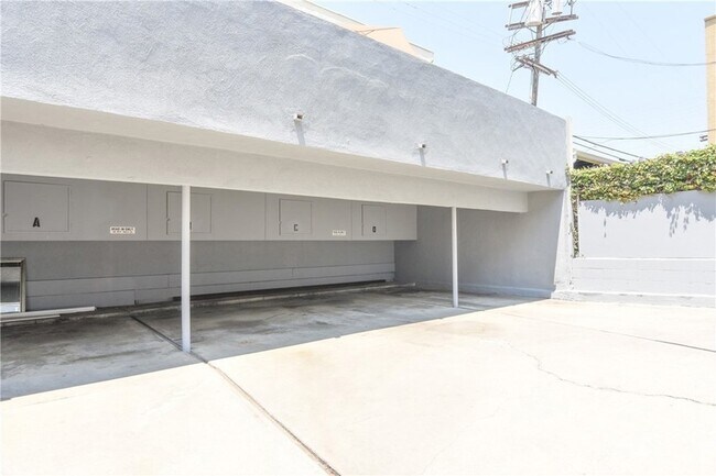 Building Photo - 11921 Goshen Ave