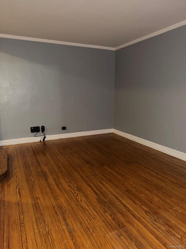 Building Photo - 306 E Mosholu Pkwy S