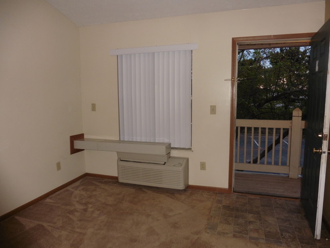 New air conditioner and vertical blinds - 5685 Chatford Dr