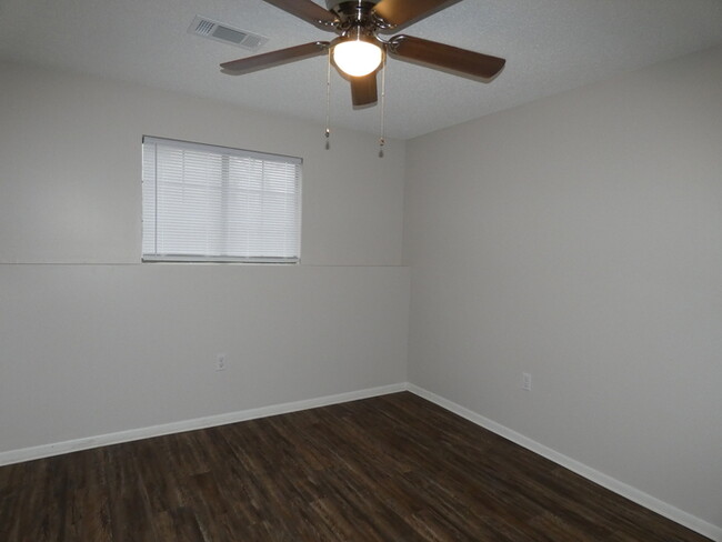 Building Photo - Updated Duplex in Park Hill School District!