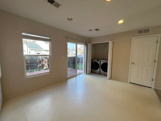 Building Photo - Spacious Fort Collins 4-Bedroom Home with ...