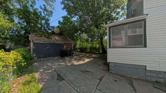 Building Photo - Three Bedroom w/opt 4th bedroom  - Single Family Home!