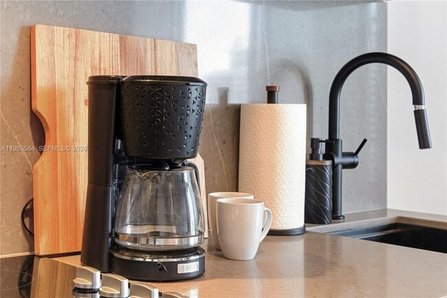 Building Photo - 121 NE 5th St