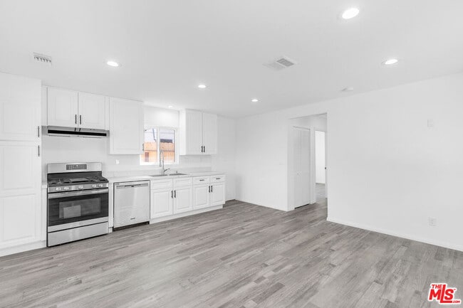 Building Photo - 7309 N Wilbur Ave