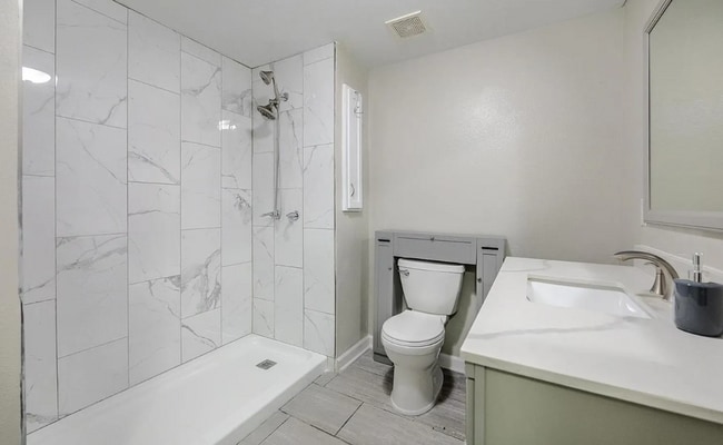 Building Photo - Beautiful 5 bedroom 2.5 bathroom country l...