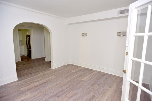 Building Photo - 509 Claire Dr NE