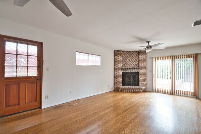 Building Photo - Spacious Four Bedroom Home in Manhattan Be...