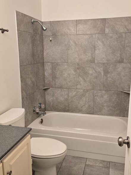 Modern tiled bath - 12103 Viewpoint Dr