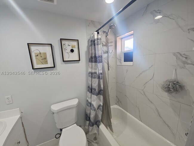 Building Photo - 1560 W 46th St