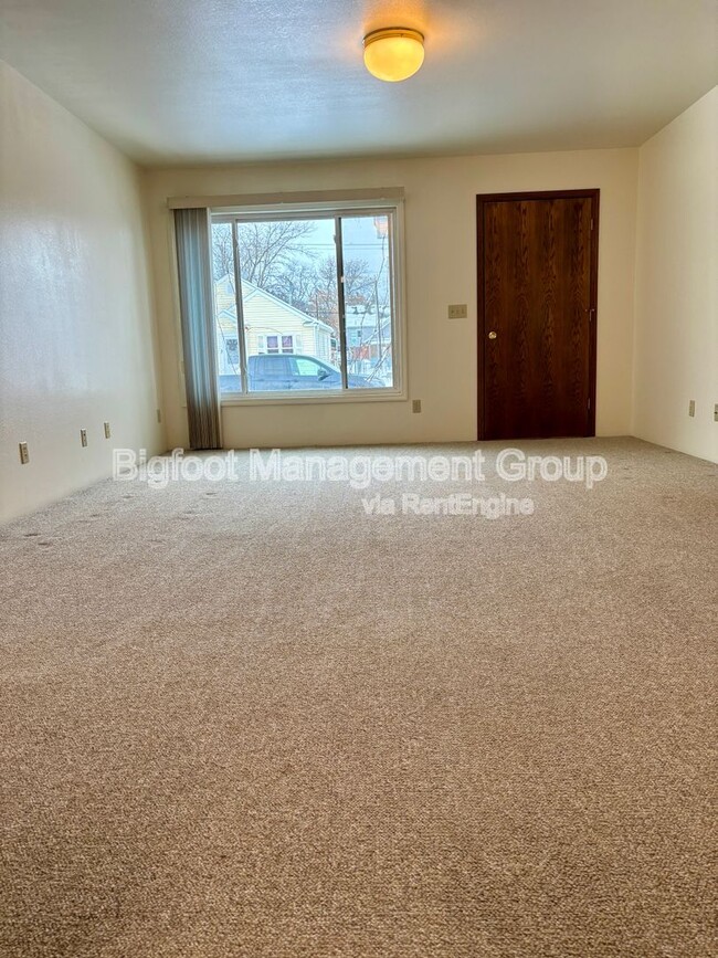 Building Photo - 913 N Park Ave