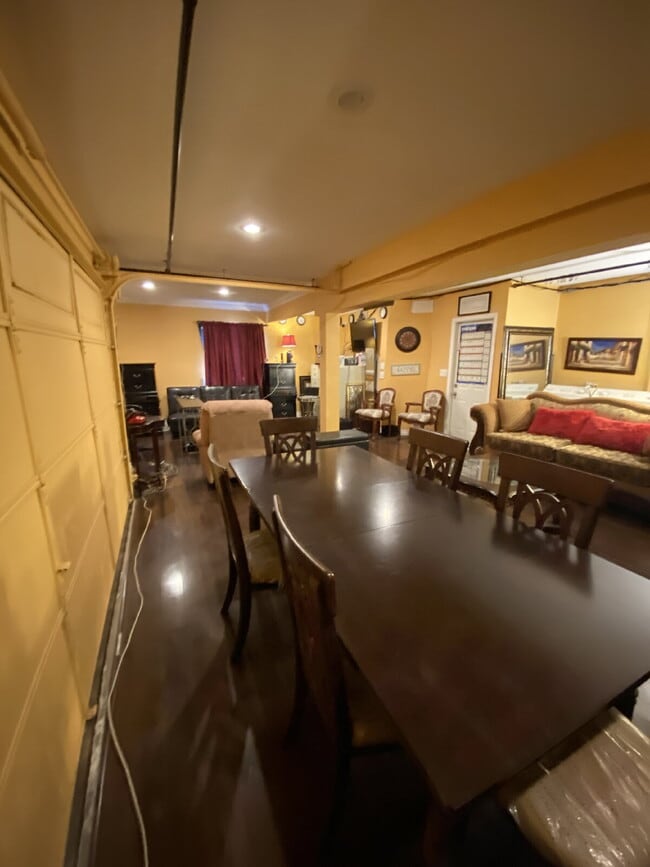 Building Photo - Spacious 3BD/3BA Home with Big Yard — Priced to Move Fast! Pets OK