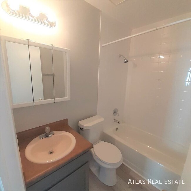 Building Photo - Beautiful NEWLY RENOVATED 2 bedroom in the...