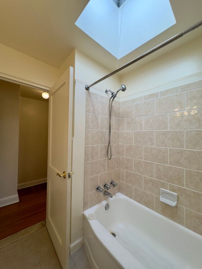 Building Photo - Charming 2 Bedroom/1 Bathroom Townhome in ...