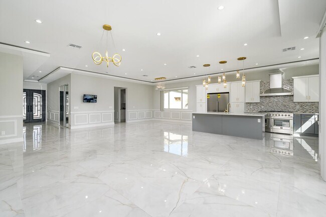 Building Photo - 6729 N 13th St