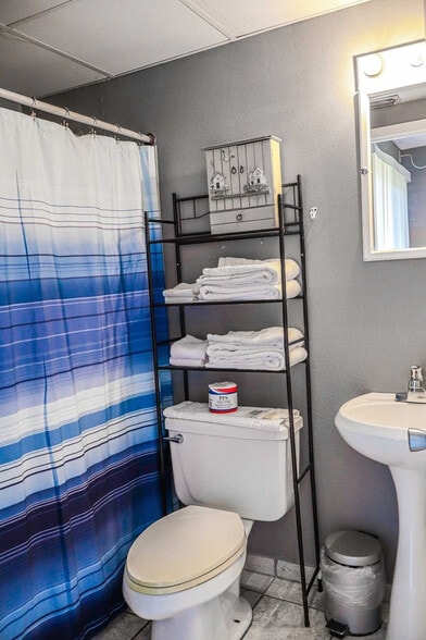 Building Photo - 200 W Kingfish St