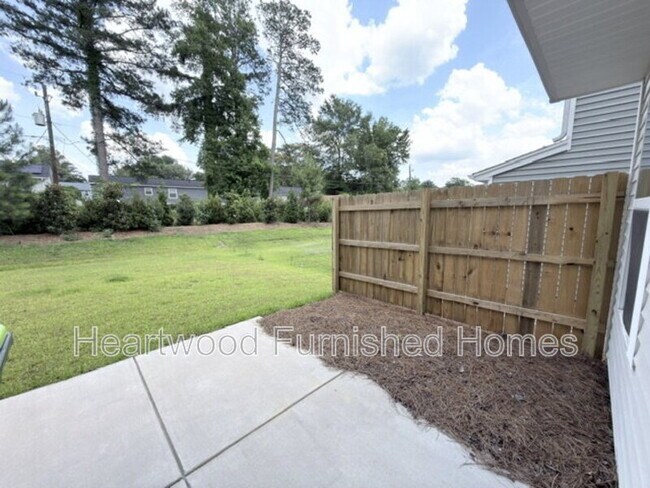 Building Photo - 807 Coburg Ln