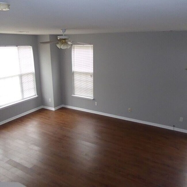 Building Photo - 3BR/2.5BA Townhome in Cobblestone Cove, Move In Ready - Paint and Flooring is new