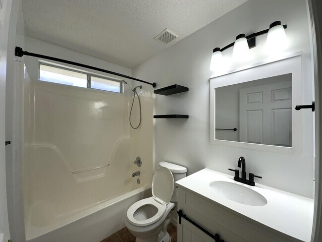 Building Photo - 147 Steeplechase Dr