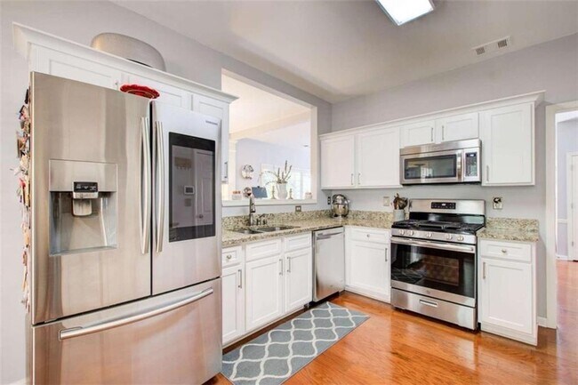 Building Photo - 513 Stepney Ct SE
